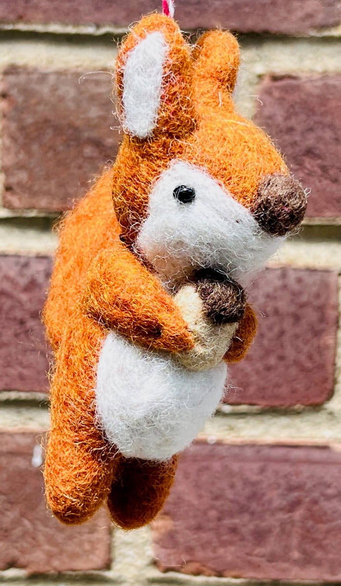 Squirrel w acorn
